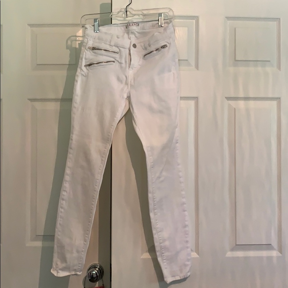 While skinny jeans